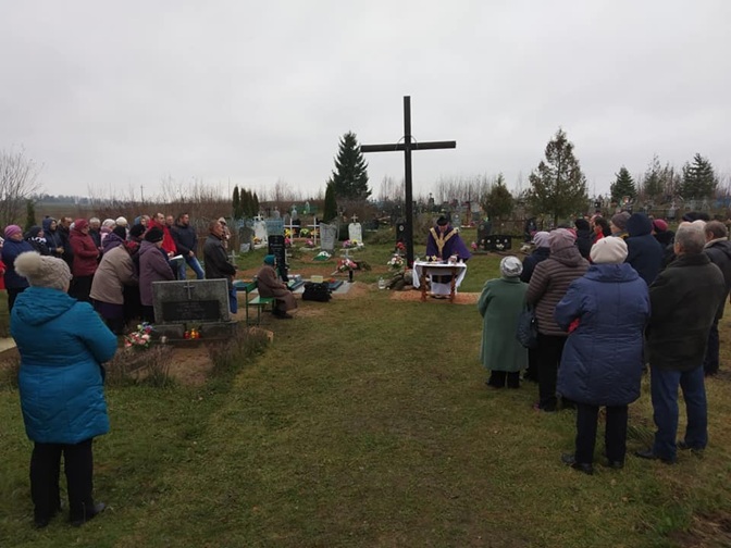 Obrazek Cmentarz w miejscowości Ikaźni (międzywojenny Powiat Brasławski) – Pochowani, których nazwiska zaczynają się na litery A-B (obok mogą znajdować się groby, w których pochowane są osoby o nazwiskach zaczynających się na inne litery)